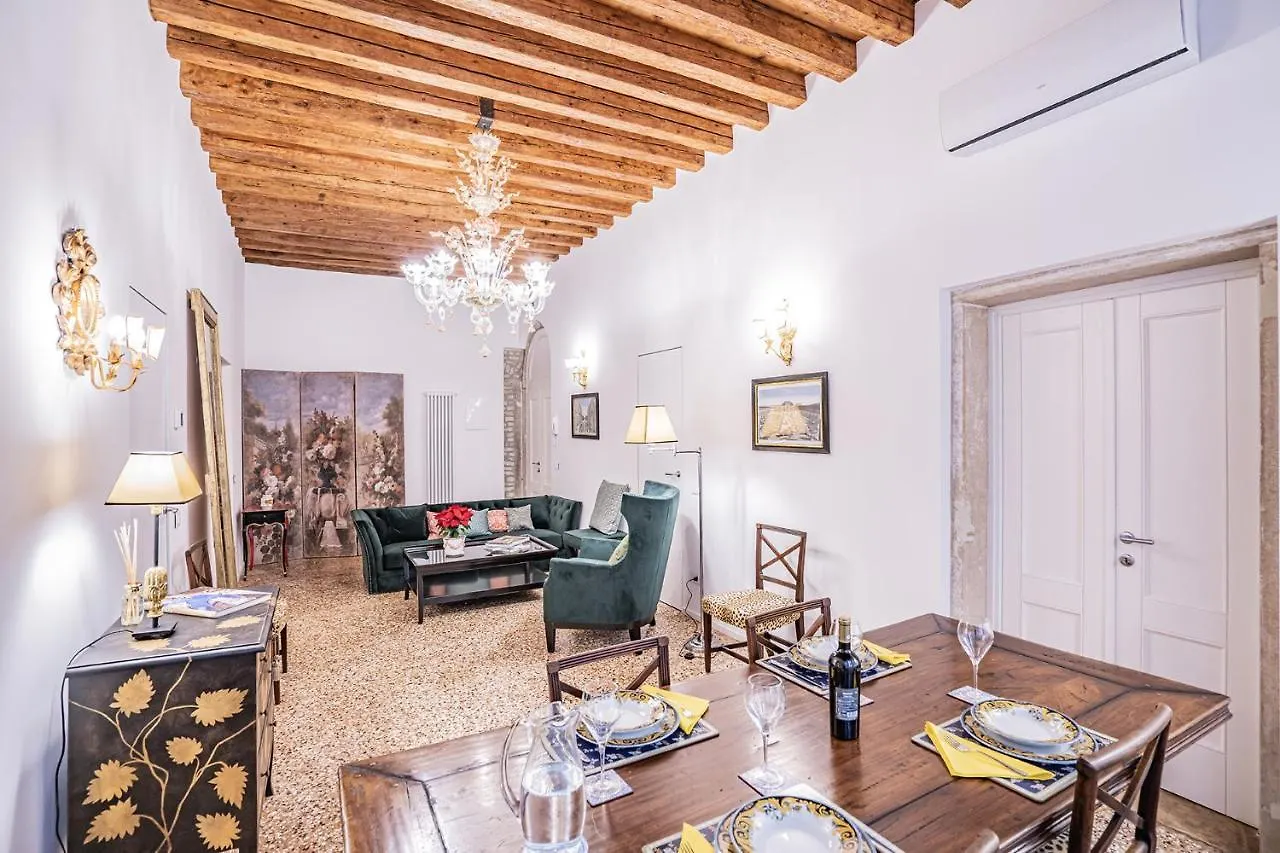 Ca' San Beneto Completely Refurbished In A Fabulously Central Area ヴェネツィア